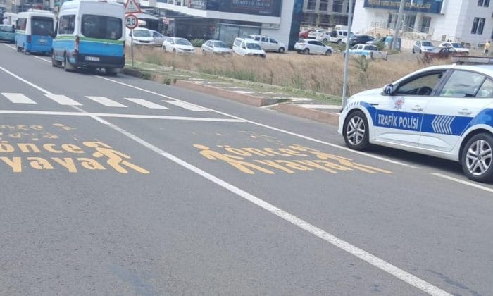 OKUL ÇEVRESİNDEKİ YAYA GEÇİDi ÇİZGİLERİ YENİLENİYOR..