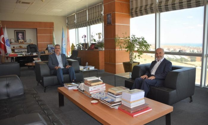 Emekliye ayrılan Tekirdağ İl Müftüsü İsmail İPEK, Üniversite Rektörü Prof. Dr. Mümin ŞAHİN’e veda ziyaretinde bulundu.