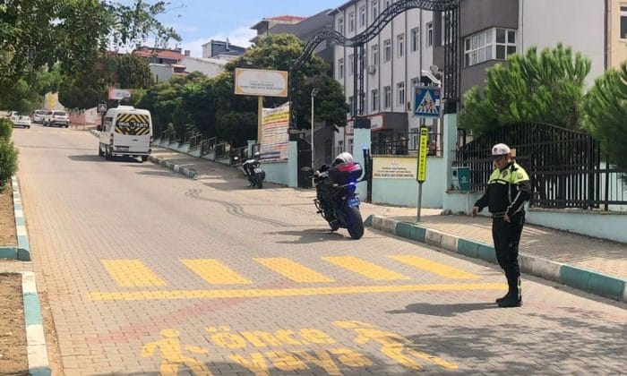 OKUL ÇEVRESİNDEKİ YAYA GEÇİDi ÇiZGİLERi YENİLENiYOR