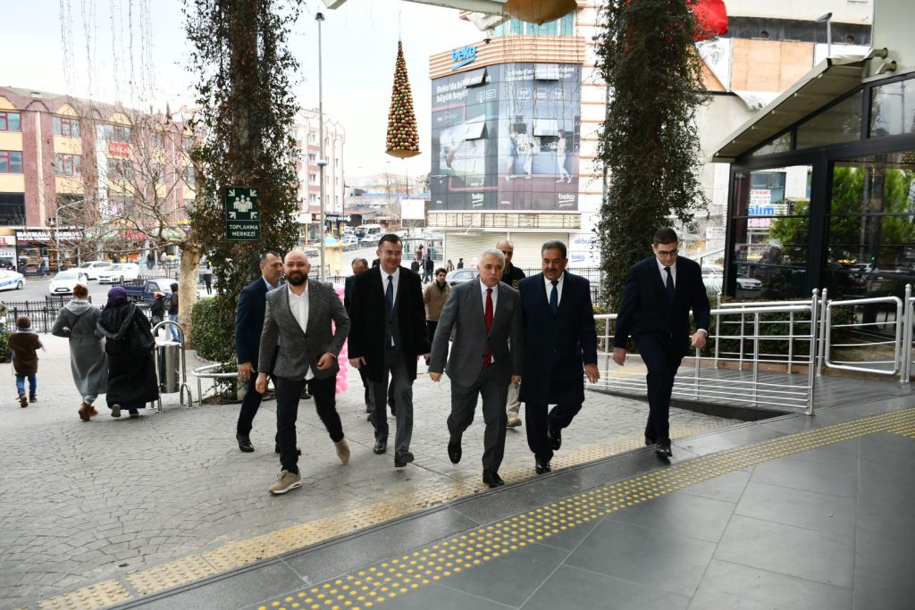 Vali Aziz Yıldırım Ceza İnfaz Kurumu Kütüphaneleri İçin Kitap Bağış Kampanyası Stant’ını Ziyaret Etti