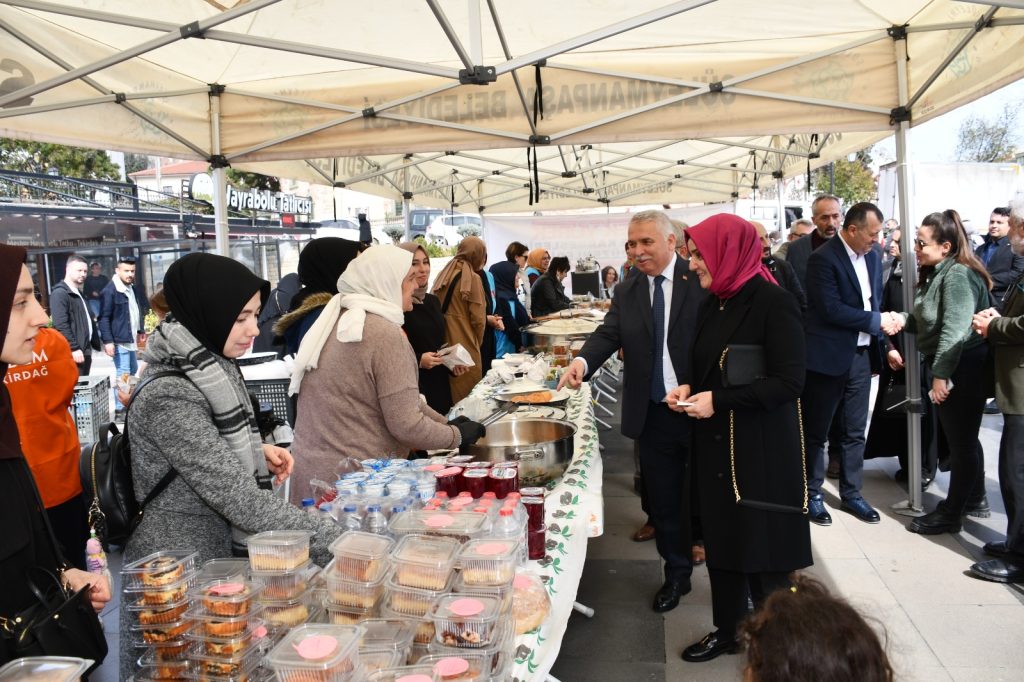 Vali Aziz Yıldırım ve Eşi Güllühan Yıldırım Sivil Toplum Kuruluşlarının Düzenlediği Kermesi Ziyaret Etti